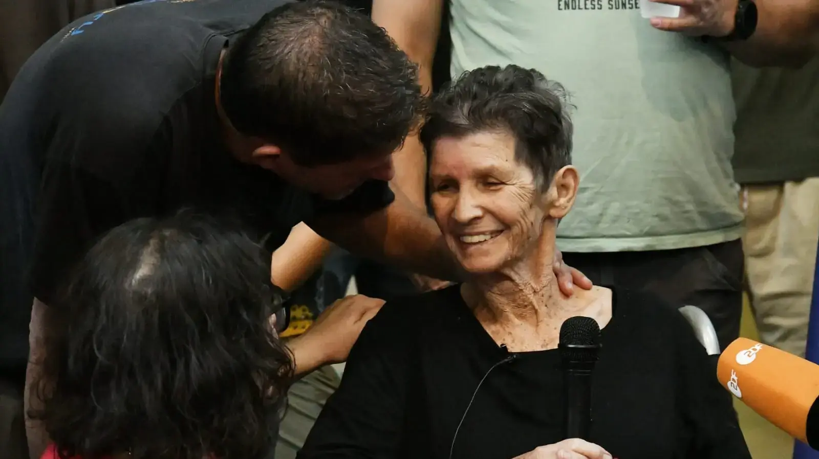 יוכבד ליפשיץ ששוחררה משבי חמאס בעזה, בהצהרה במרכז הרפואי באיכילוב, תל אביב. 24 באוקטובר 2023 יוכבד ליפשיץ ששוחררה משבי חמאס בעזה, בהצהרה במרכז הרפואי באיכילוב, תל אביב. 24 באוקטובר 2023