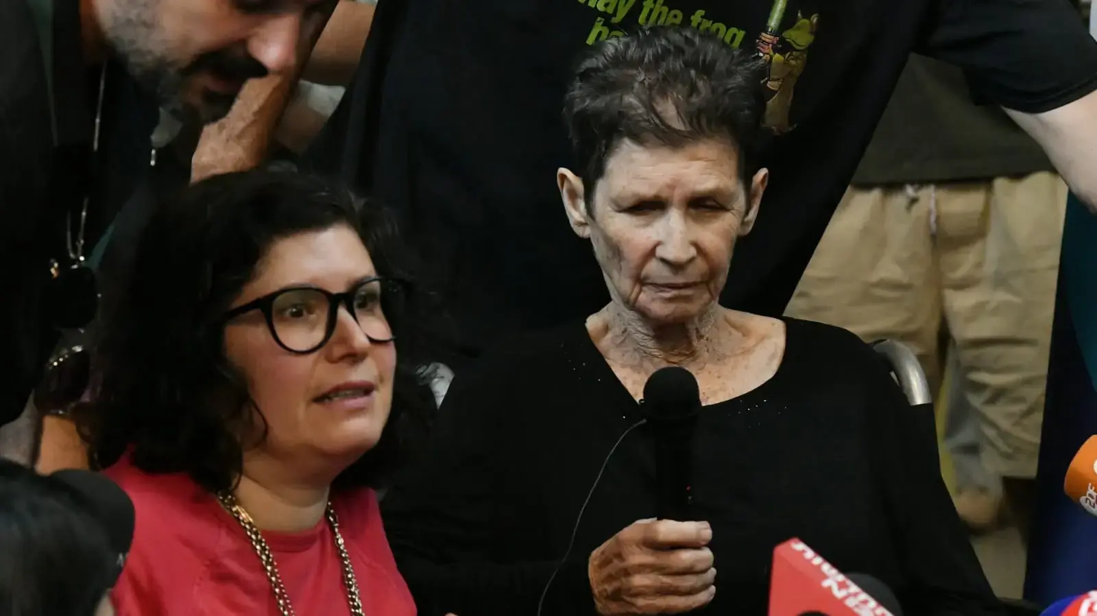יוכבד ליפשיץ ששוחררה משבי חמאס בעזה, בהצהרה במרכז הרפואי באיכילוב, תל אביב. 24 באוקטובר 2023 יוכבד ליפשיץ ששוחררה משבי חמאס בעזה, בהצהרה במרכז הרפואי באיכילוב, תל אביב. 24 באוקטובר 2023