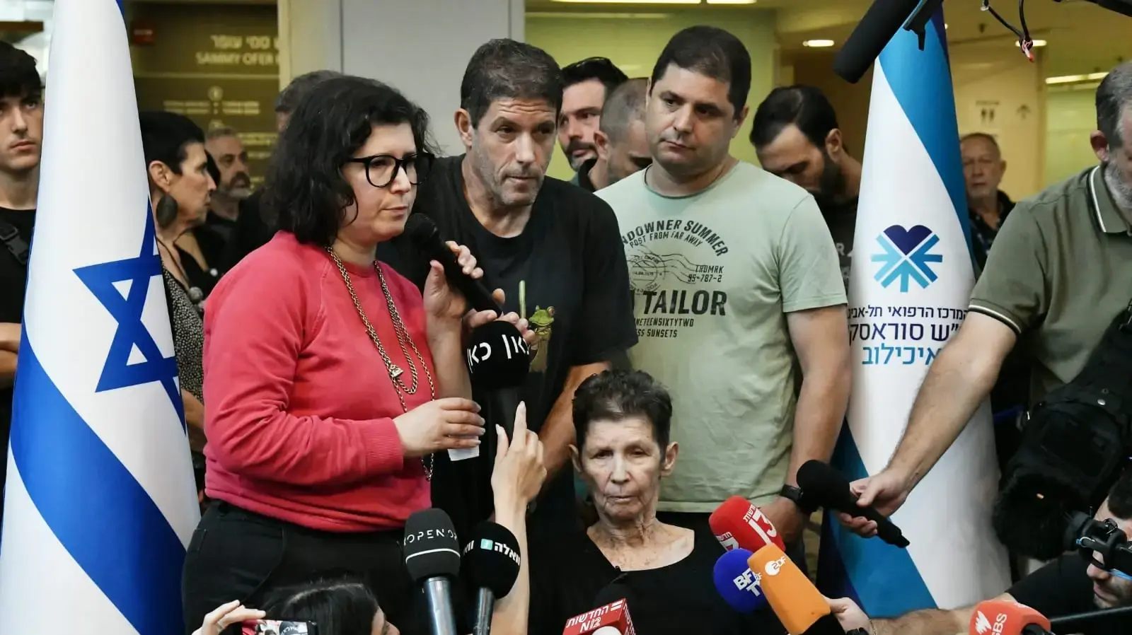 יוכבד ליפשיץ ששוחררה משבי חמאס בעזה, בהצהרה במרכז הרפואי באיכילוב, תל אביב. 24 באוקטובר 2023 יוכבד ליפשיץ ששוחררה משבי חמאס בעזה, בהצהרה במרכז הרפואי באיכילוב, תל אביב. 24 באוקטובר 2023
