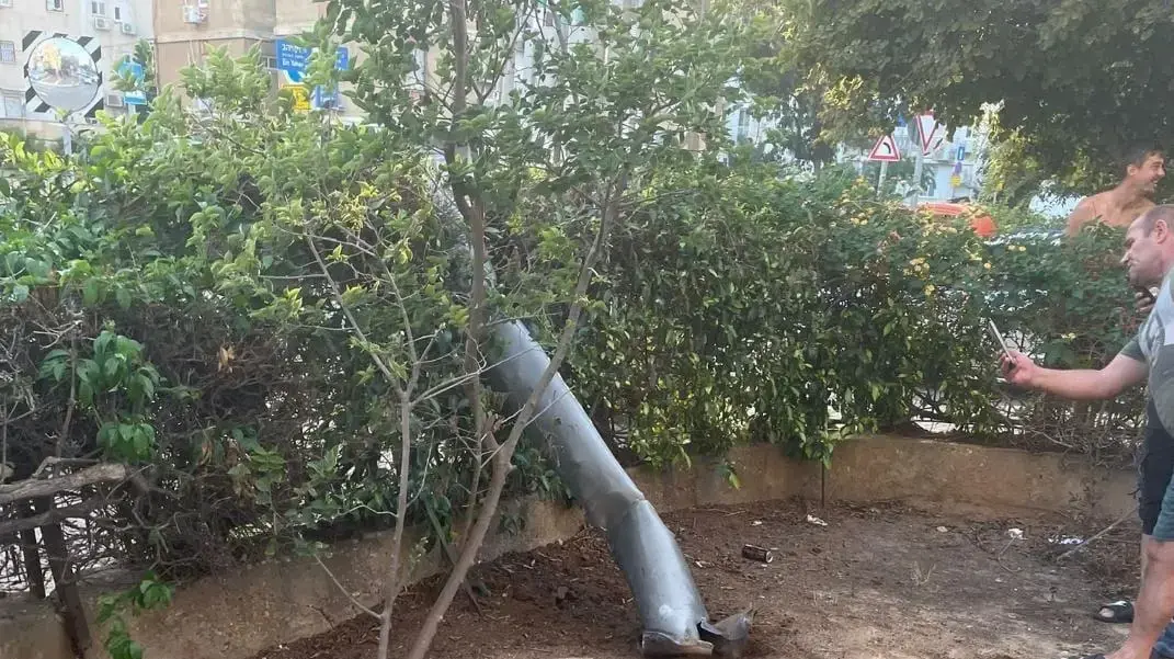 חלקי רקטה בבית בחולון 24 באוקטובר 2023 חלקי רקטה בבית בחולון 24 באוקטובר 2023