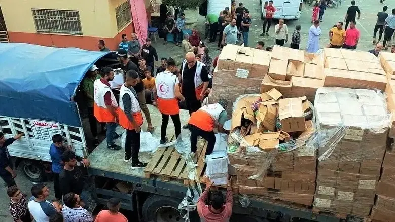 הסהר האדום הפלסטיני פורק בחאן יונס את משאיות הסיוע ההומניטרי שהועברו הלילה ממעבר רפיח, 25 באוקטובר 2023 הסהר האדום הפלסטיני פורק בחאן יונס את משאיות הסיוע ההומניטרי שהועברו הלילה ממעבר רפיח, 25 באוקטובר 2023