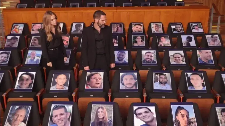 מתוך משדר ההתרמה "אנחנו כאן" של תאגיד השידור הישראלי כאן, שגייס כעשרה מיליון שקלים למען יישובי הדרום, במהלך מלחמת עזה, 23 באוקטובר 2023 מתוך משדר ההתרמה "אנחנו כאן" של תאגיד השידור הישראלי כאן, שגייס כעשרה מיליון שקלים למען יישובי הדרום, במהלך מלחמת עזה, 23 באוקטובר 2023