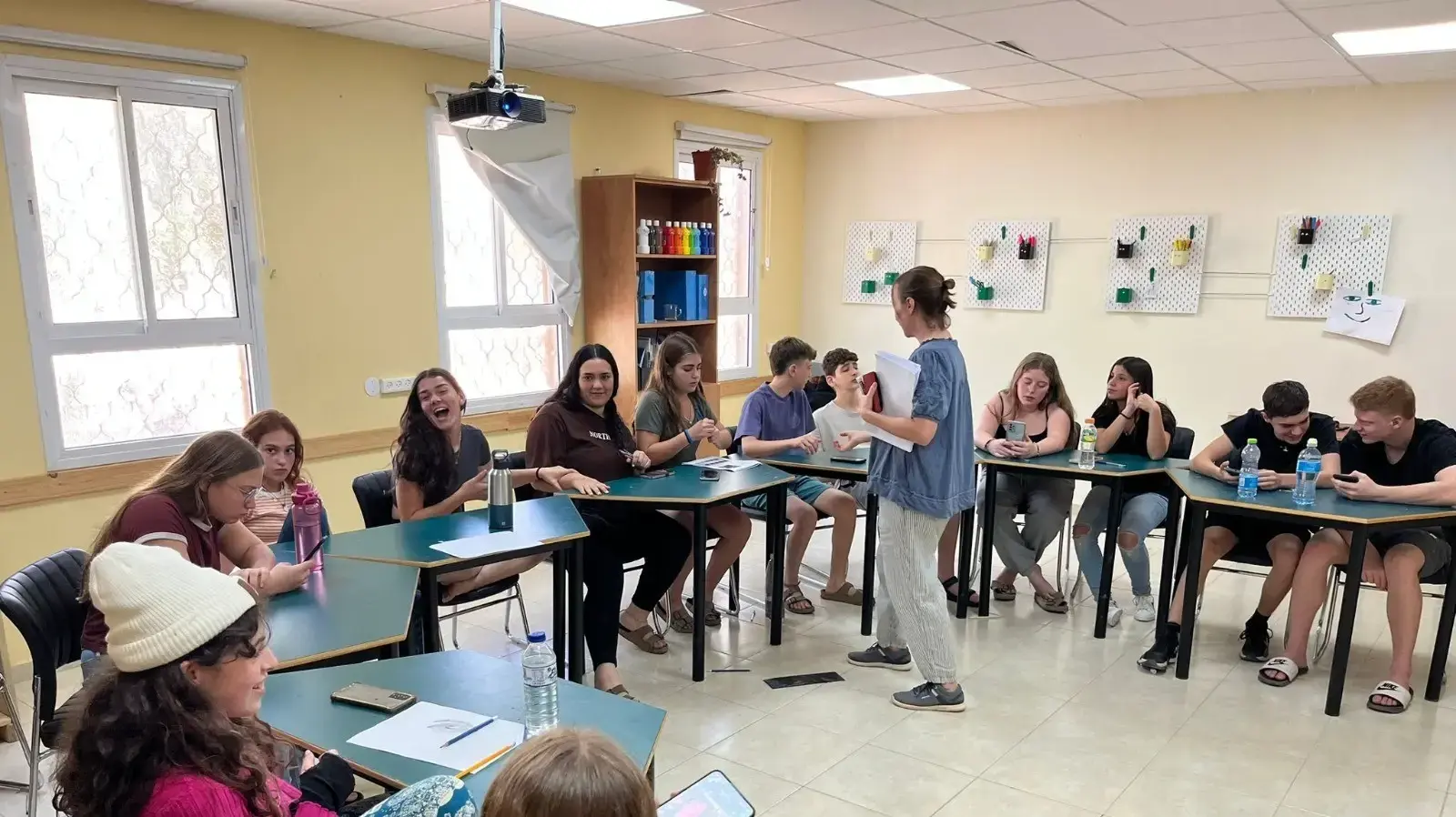 ילדי קיבוץ ארז חזרו ללמוד במצפה רמון.  