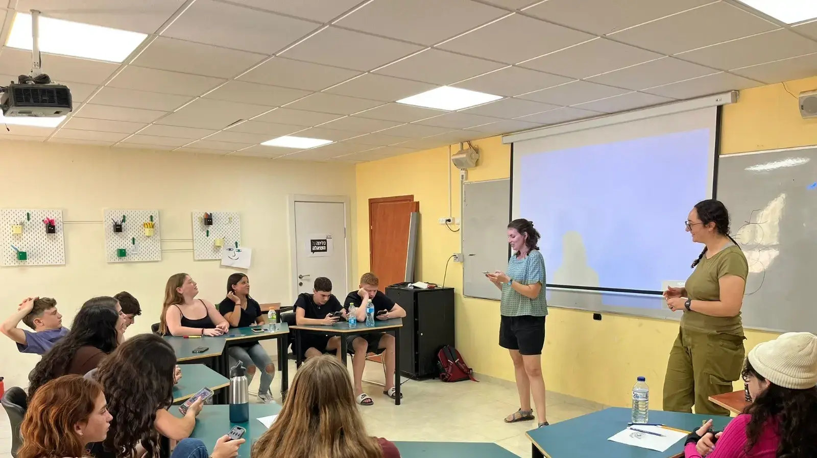 ילדי קיבוץ ארז חזרו ללמוד במצפה רמון. ילדי קיבוץ ארז חזרו ללמוד במצפה רמון.