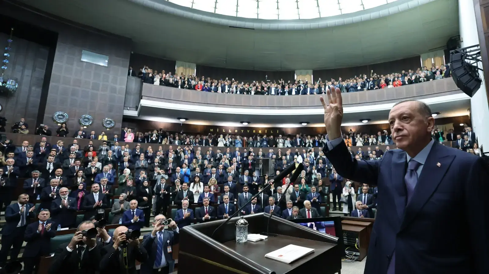 נשיא טורקיה רג'פ טייפ ארדואן בנאום בפני חברי מפלגתו בפרלמנט, 25 באוקטובר 2023 נשיא טורקיה רג'פ טייפ ארדואן בנאום בפני חברי מפלגתו בפרלמנט, 25 באוקטובר 2023