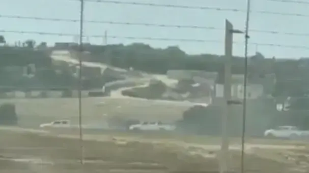 תיעוד מחבלי חמאס בטנדרים לבנים על גדר הגבול עם ישראל כחודש לפני מתקפת הטרור של חמאס תיעוד מחבלי חמאס בטנדרים לבנים על גדר הגבול עם ישראל כחודש לפני מתקפת הטרור של חמאס
