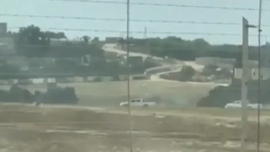 תיעוד מחבלי חמאס בטנדרים לבנים על גדר הגבול עם ישראל כחודש לפני מתקפת הטרור של חמאס תיעוד מחבלי חמאס בטנדרים לבנים על גדר הגבול עם ישראל כחודש לפני מתקפת הטרור של חמאס