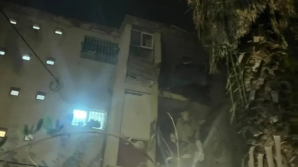 פגיעה ישירה של רקטה בכפר סירקין. 25 באוקטובר 2023 פגיעה ישירה של רקטה בכפר סירקין. 25 באוקטובר 2023