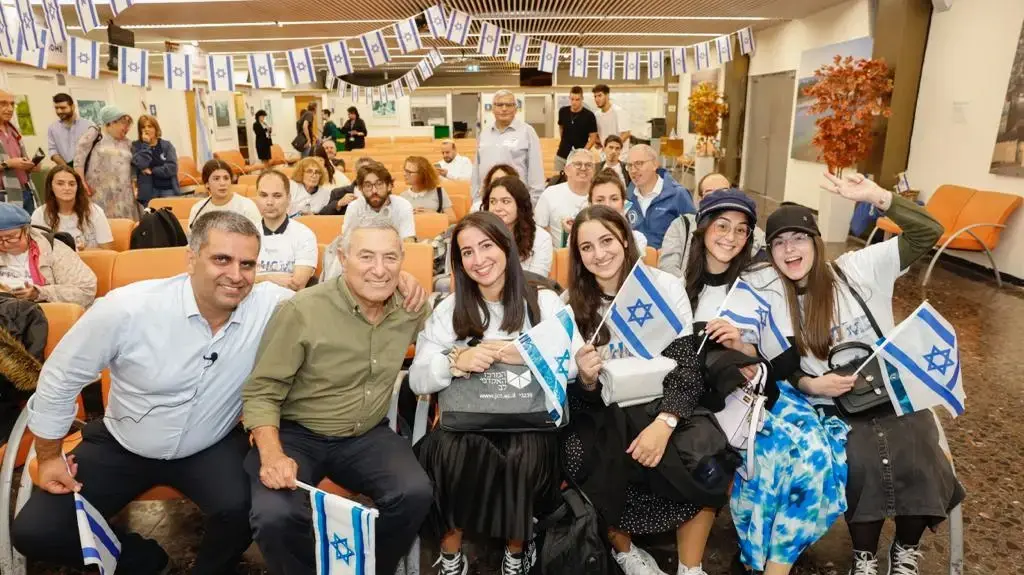 יו״ר הסוכנות היהודית האלוף במיל. דורון אלמוג ושר העלייה והקליטה אופיר סופר מקבלים בנתב״ג עולים שנחתו  מצרפת, 26 באוקטובר 2023