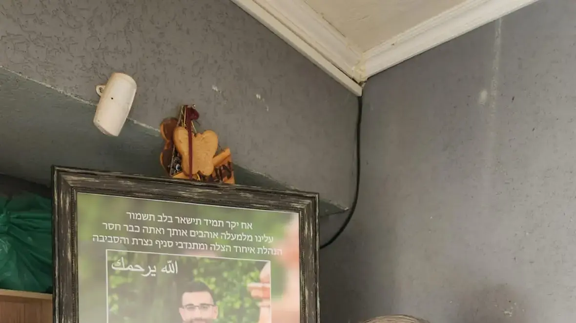 מוסא דראושה עם תמונת בנו עווד דראושה שנרצח בתפקידו כפראמדיק במסיבה ברעים מוסא דראושה עם תמונת בנו עווד דראושה שנרצח בתפקידו כפראמדיק במסיבה ברעים