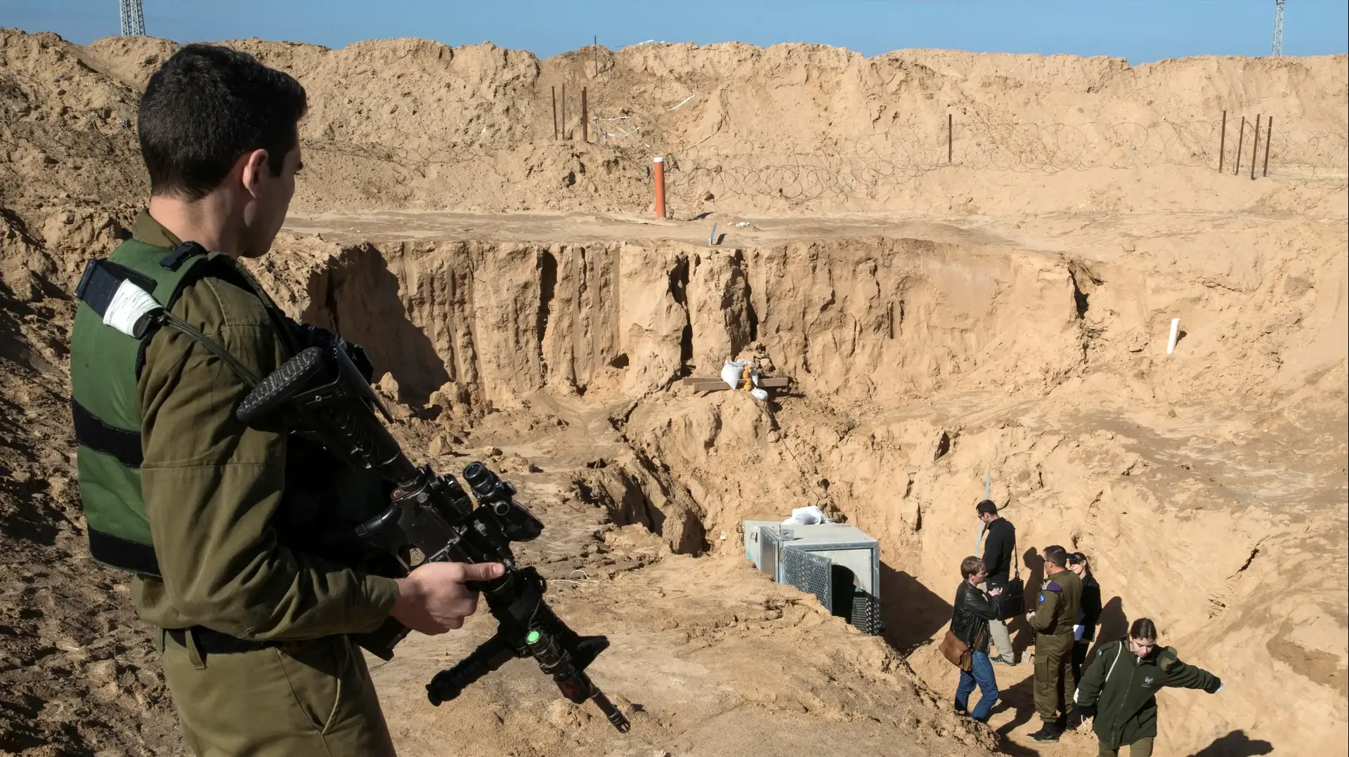 חייל שומר ליד מנהרת תקיפה חוצת גבולות שנחפרה מעזה לישראל ליד כיסופים, 27 באוקטובר 2023 חייל שומר ליד מנהרת תקיפה חוצת גבולות שנחפרה מעזה לישראל ליד כיסופים, 27 באוקטובר 2023