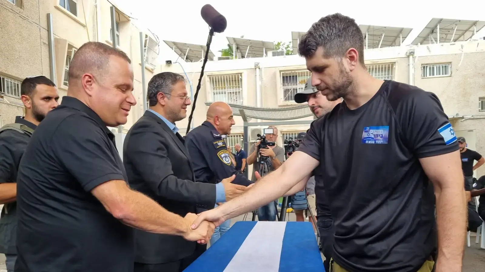בן גביר בחלוקת נשקים לכיתות הכוננות באשקלון, 27 באוקטובר 2023 בן גביר בחלוקת נשקים לכיתות הכוננות באשקלון, 27 באוקטובר 2023