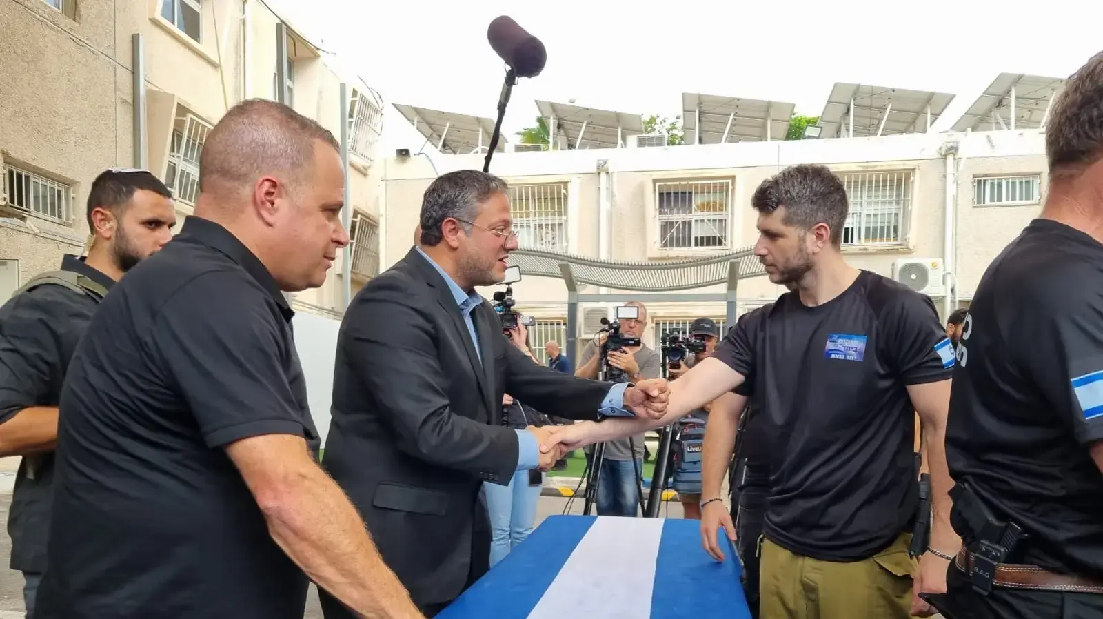 בן גביר בחלוקת נשקים לכיתות הכוננות באשקלון, 27 באוקטובר 2023 בן גביר בחלוקת נשקים לכיתות הכוננות באשקלון, 27 באוקטובר 2023