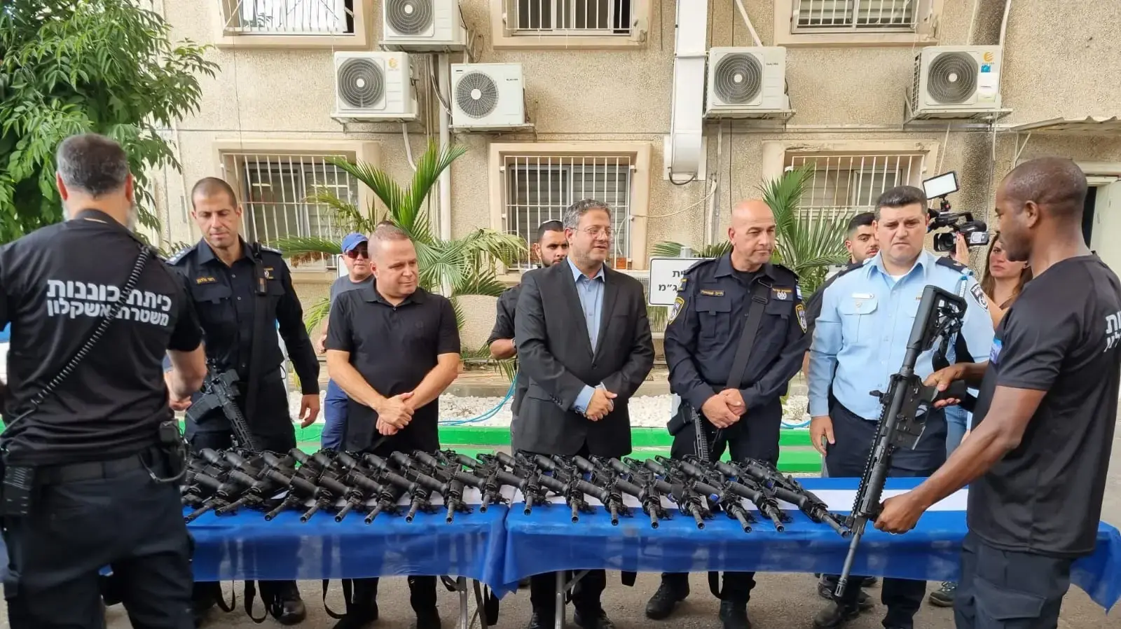 בן גביר בחלוקת נשקים לכיתות הכוננות באשקלון, 27 באוקטובר 2023