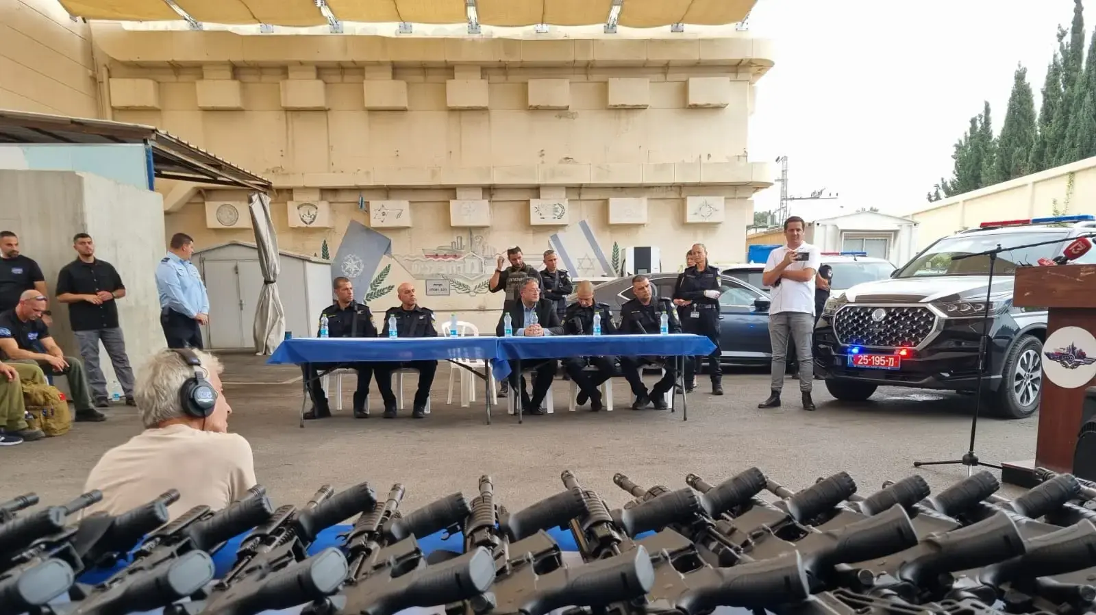 בן גביר בחלוקת נשקים לכיתות הכוננות באשקלון, 27 באוקטובר 2023 בן גביר בחלוקת נשקים לכיתות הכוננות באשקלון, 27 באוקטובר 2023