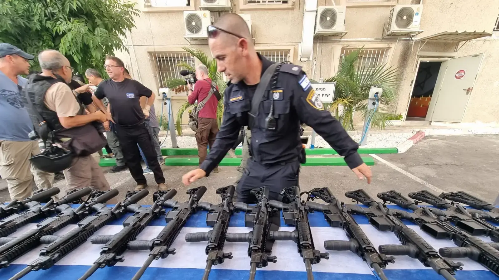 בן גביר בחלוקת נשקים לכיתות הכוננות באשקלון, 27 באוקטובר 2023 בן גביר בחלוקת נשקים לכיתות הכוננות באשקלון, 27 באוקטובר 2023