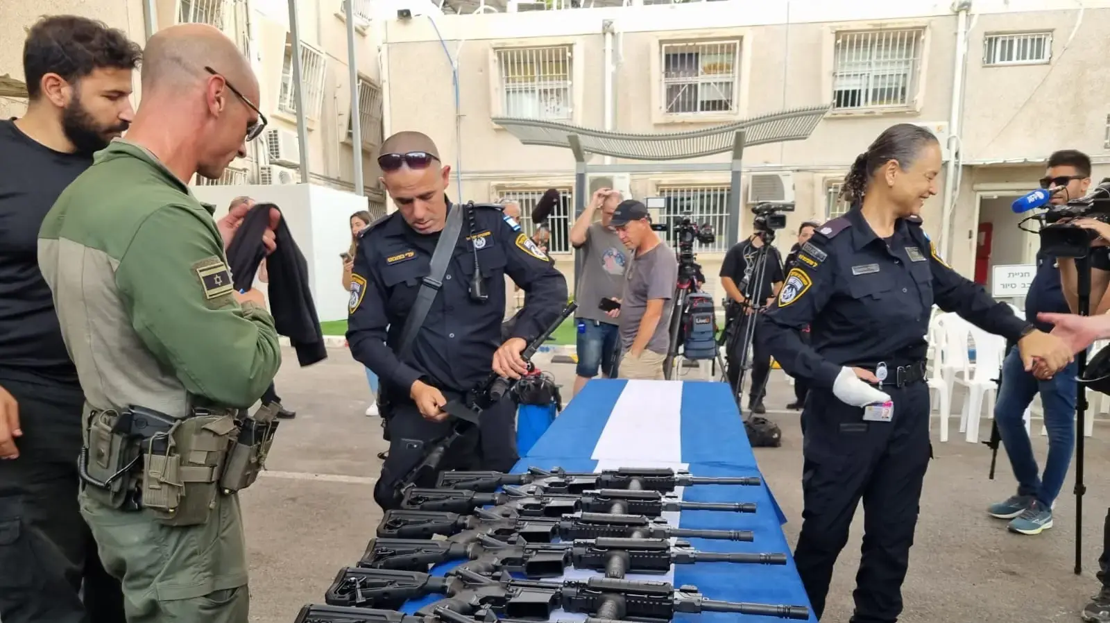 בן גביר בחלוקת נשקים לכיתות הכוננות באשקלון, 27 באוקטובר 2023 בן גביר בחלוקת נשקים לכיתות הכוננות באשקלון, 27 באוקטובר 2023