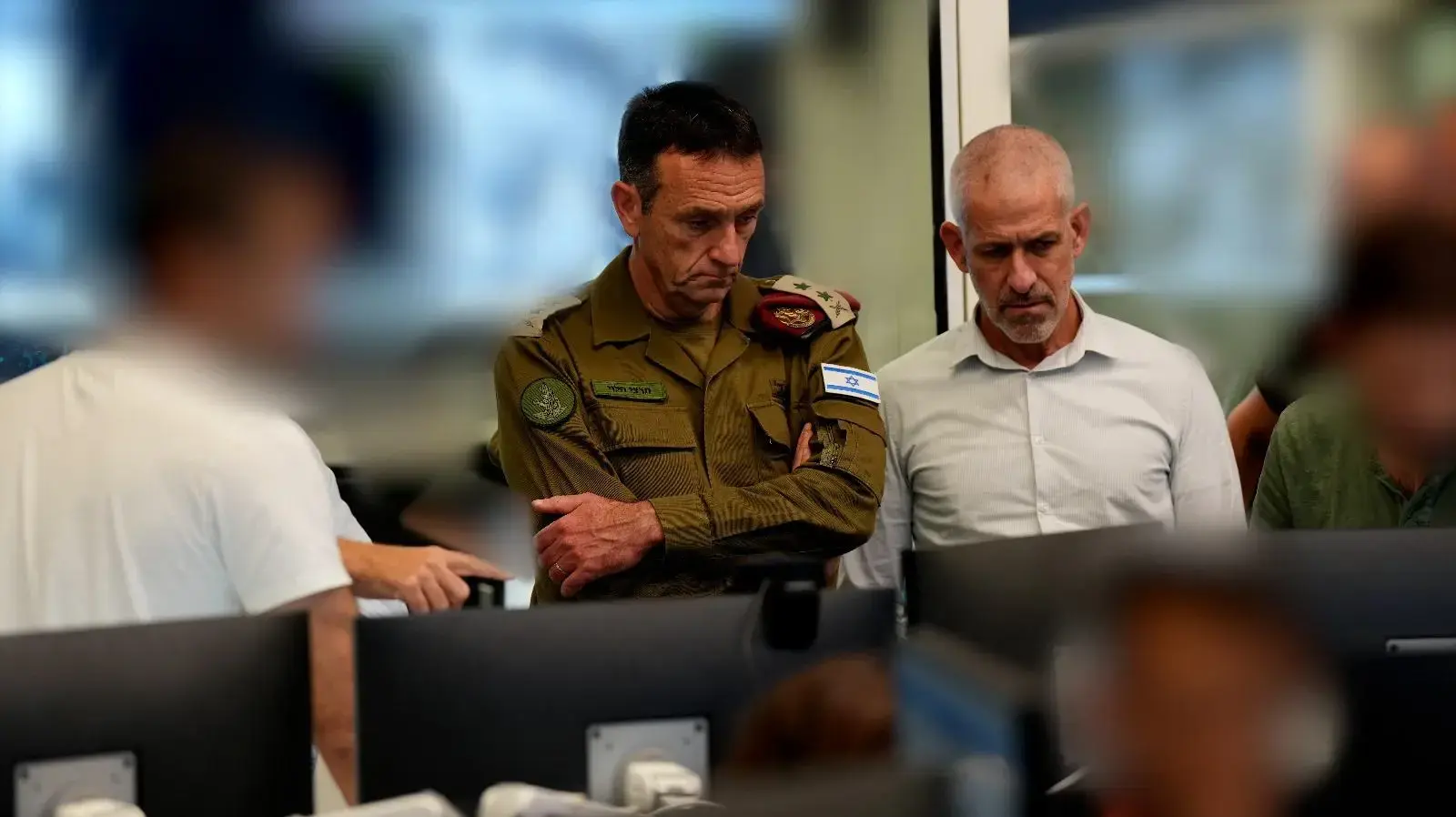 הרמטכ״ל הרצי הלוי וראש השב״כ רונן בר בחמ״ל המבצעים המיוחדים של השב"כ 27 באוקטובר 2023