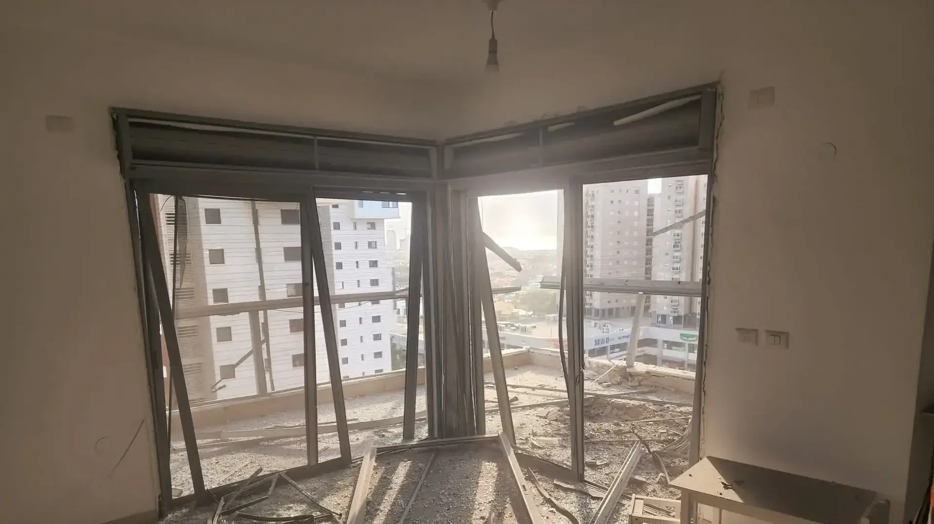 מספר דיווחים על נפילות בעקבות המטח האחרון לעבר העיר אשקלון, תיעוד פגיעה ישירה בבית בעיר מספר דיווחים על נפילות בעקבות המטח האחרון לעבר העיר אשקלון, תיעוד פגיעה ישירה בבית בעיר