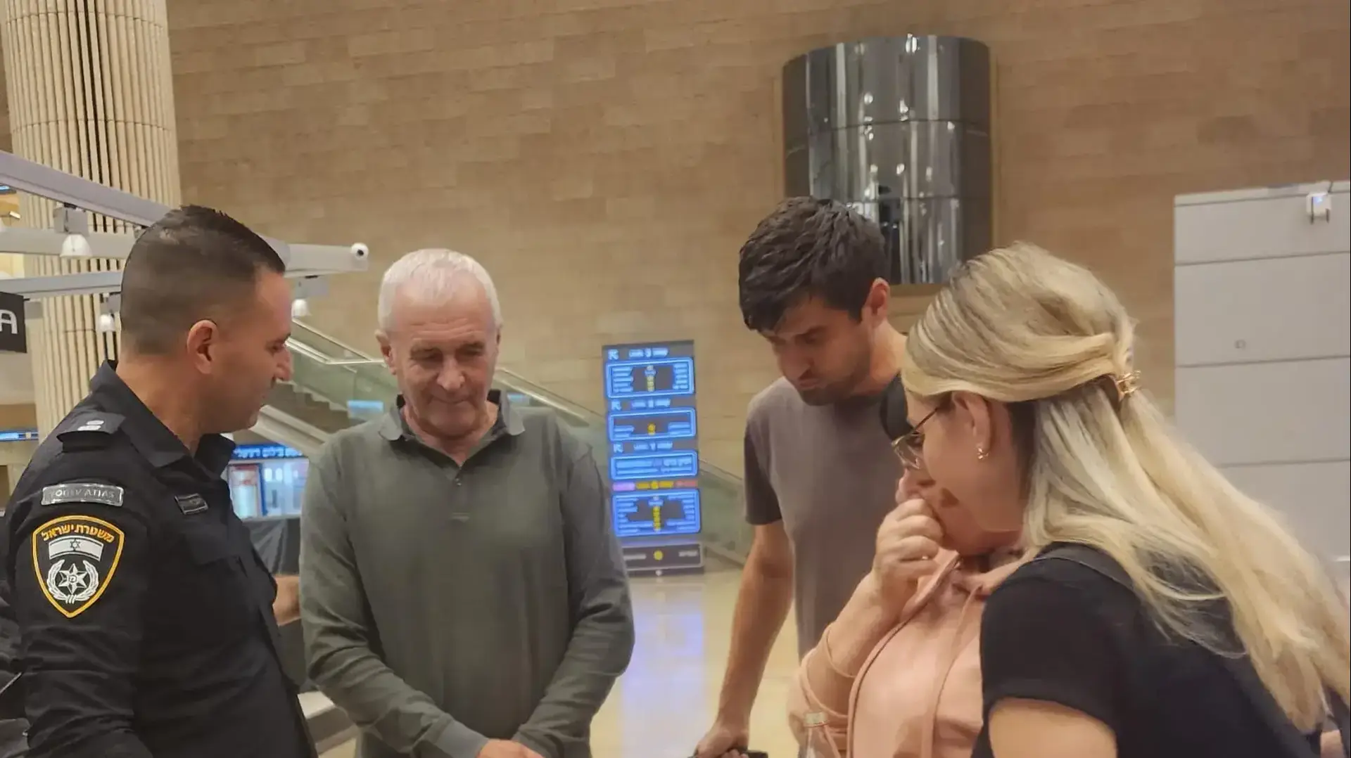 הוריו של השוטר אנדרי פושיבאי שנפל בקרב ברעים הובאו ארצה במבצע מיוחד הוריו של השוטר אנדרי פושיבאי שנפל בקרב ברעים הובאו ארצה במבצע מיוחד