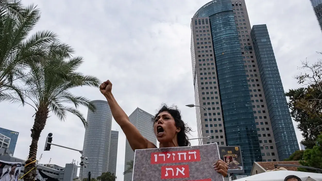 הפגנה למען שחרור החטופים בקפלן בתל אביב, 27 באוקטובר 2023 הפגנה למען שחרור החטופים בקפלן בתל אביב, 27 באוקטובר 2023
