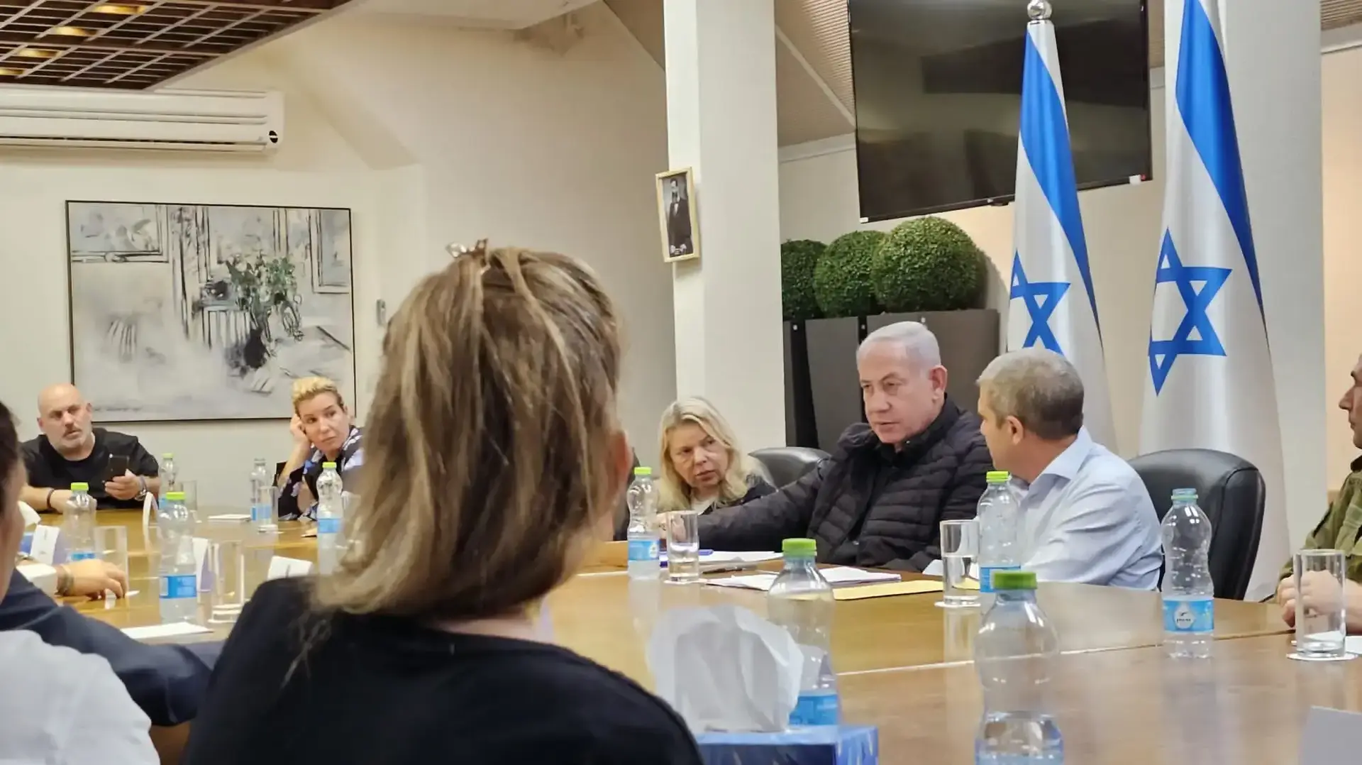 ראש הממשלה בנימין נתניהו נפגש עם משפחות החטופים, הקריה, תל אביב. 28 באוקטובר 2023 ראש הממשלה בנימין נתניהו נפגש עם משפחות החטופים, הקריה, תל אביב. 28 באוקטובר 2023