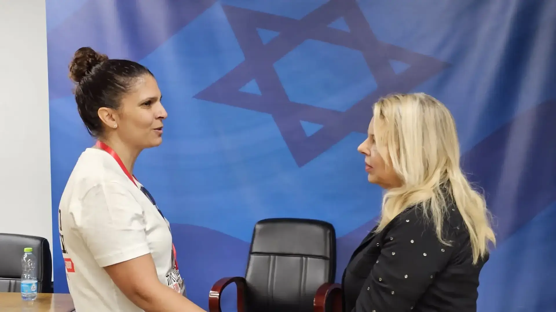 שרה נתניהו מתלווה לראש הממשלה בנימין נתניהו שנפגש עם משפחות החטופים, הקריה, תל אביב. 28 באוקטובר 2023 שרה נתניהו מתלווה לראש הממשלה בנימין נתניהו שנפגש עם משפחות החטופים, הקריה, תל אביב. 28 באוקטובר 2023