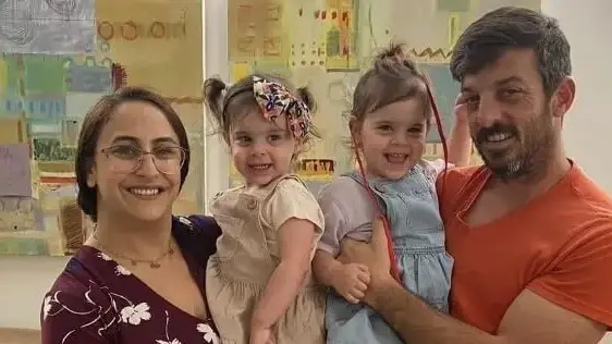 שרון אלוני-קוניו, בעלה דוד קוניו ובנותיהן התאומות אמה ויולי שרון אלוני-קוניו, בעלה דוד קוניו ובנותיהן התאומות אמה ויולי