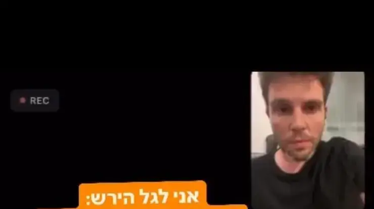 הממונה על החטופים והנעדרים גל הירש, שם את האב גיל דיקמן, ששתי בנות משפחתו נחטפו לרצועת עזה, על מיוט. הממונה על החטופים והנעדרים גל הירש, שם את האב גיל דיקמן, ששתי בנות משפחתו נחטפו לרצועת עזה, על מיוט.
