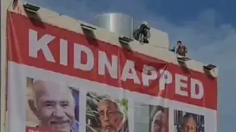 שלט החטופים הגדול בעולם עלה בישראל באמצעות חוליית סנפלינג מיוחדת. השלט מתמקד בסבתות ובסבים שנחטפו וכתוב גם בערבית "זו יכולה להיות סבתא שלך*
שלט החטופים הגדול בעולם עלה בישראל באמצעות חוליית סנפלינג מיוחדת. השלט מתמקד בסבתות ובסבים שנחטפו וכתוב גם בערבית "זו יכולה להיות סבתא שלך*