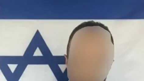 שוטרי מחוז ירושלים עצרו חשוד תושב מ.פ שועפאט עובד משלוחים, בחשד שהעביר ללקוחות משלוחים עם מעטפות שעליהם צוייר צלב קרס ואצבע משולשת לעבר דגל ישראל שוטרי מחוז ירושלים עצרו חשוד תושב מ.פ שועפאט עובד משלוחים, בחשד שהעביר ללקוחות משלוחים עם מעטפות שעליהם צוייר צלב קרס ואצבע משולשת לעבר דגל ישראל