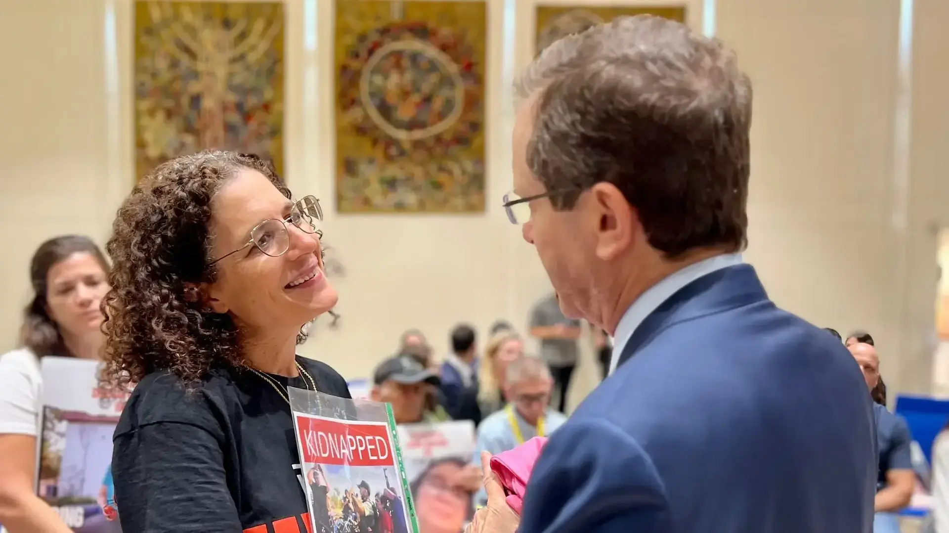 נציגי משפחות החטופים והנעדרים בפגישה עם נשיא המדינה יצחק הרצוג. 29 באוקטובר 2023 נציגי משפחות החטופים והנעדרים בפגישה עם נשיא המדינה יצחק הרצוג. 29 באוקטובר 2023