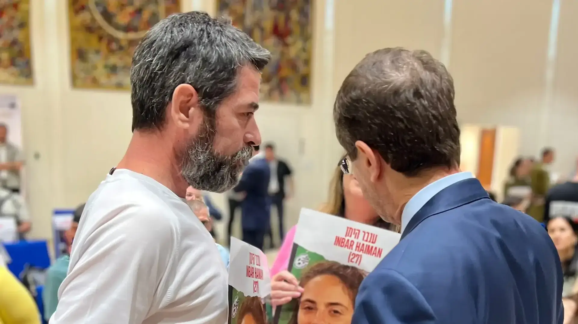 נציגי משפחות החטופים והנעדרים בפגישה עם נשיא המדינה יצחק הרצוג. 29 באוקטובר 2023 נציגי משפחות החטופים והנעדרים בפגישה עם נשיא המדינה יצחק הרצוג. 29 באוקטובר 2023
