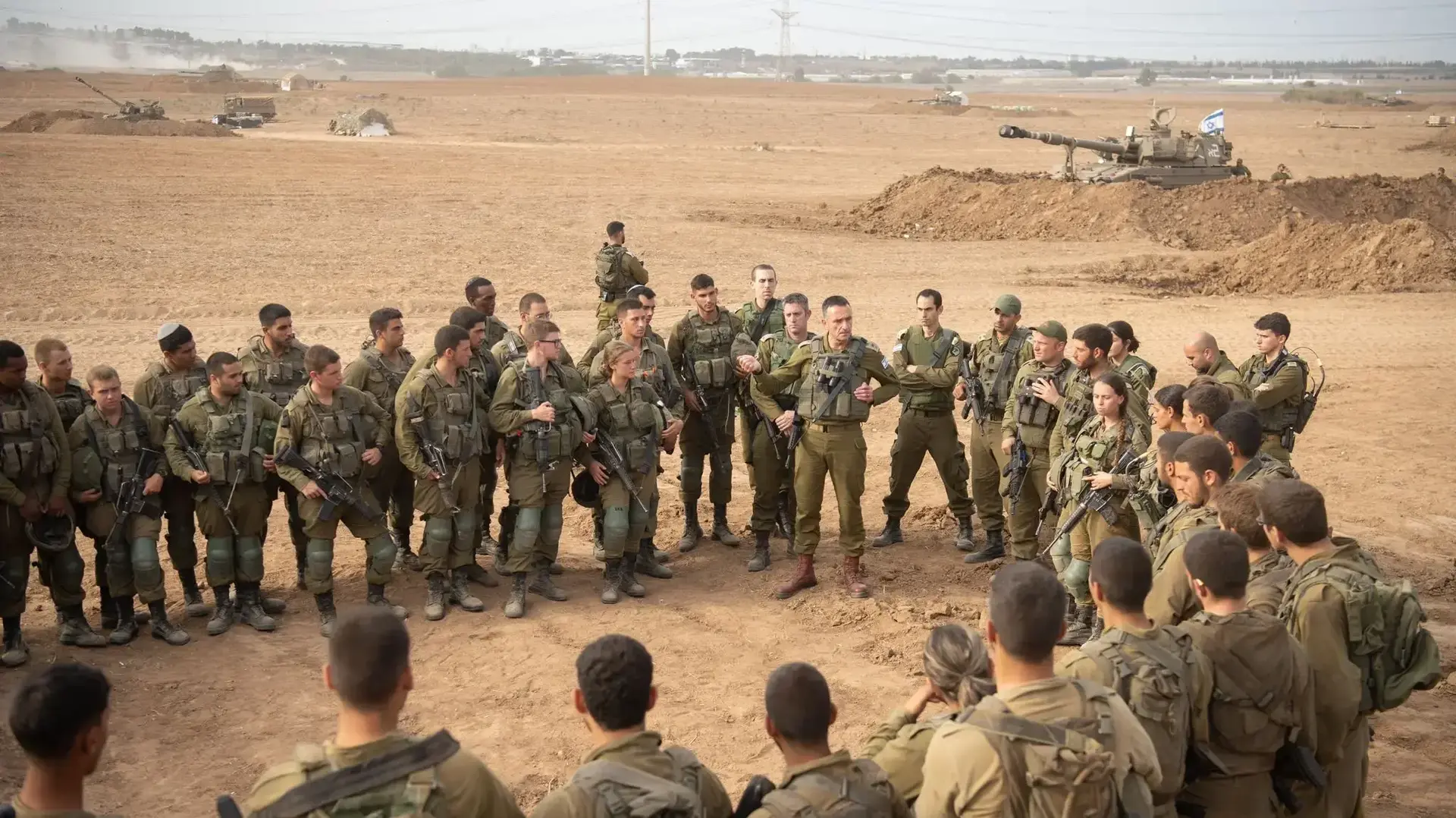 הרמטכ"ל הרצי הלוי בשיחה עם לוחמי ולוחמות תותחנים. 29 באוקטובר 2023 הרמטכ"ל הרצי הלוי בשיחה עם לוחמי ולוחמות תותחנים. 29 באוקטובר 2023