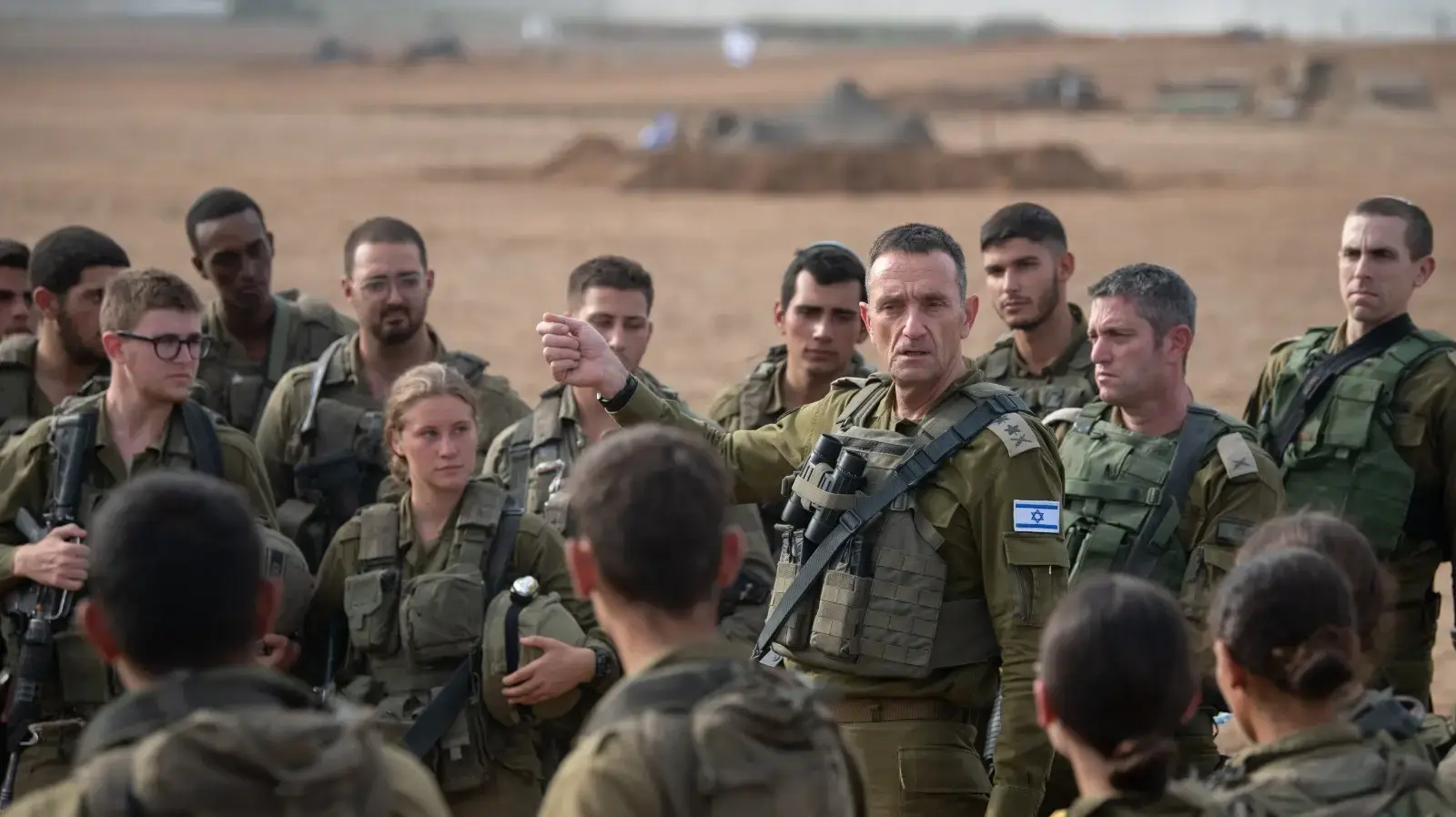 הרמטכ"ל הרצי הלוי בשיחה עם לוחמי ולוחמות תותחנים. 29 באוקטובר 2023 הרמטכ"ל הרצי הלוי בשיחה עם לוחמי ולוחמות תותחנים. 29 באוקטובר 2023