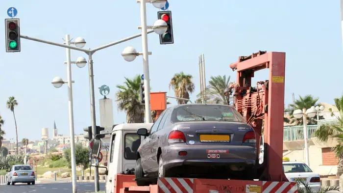 מכונית על גרר