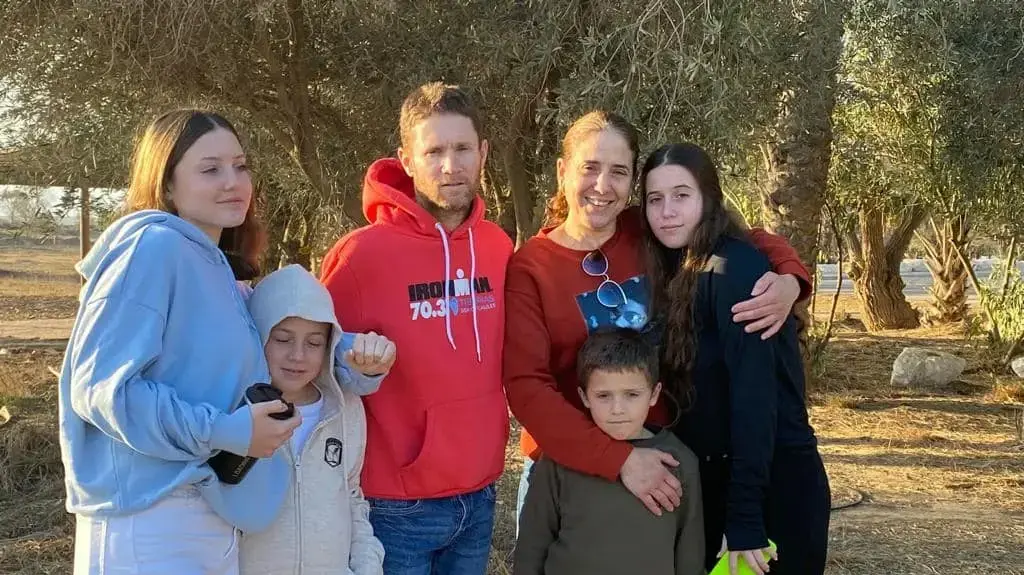 משפחת גולדשטיין אלמוג מקיבוץ כפר עזה: האם חן אלמוג-גולדשטיין (48) ובניה אגם (17), גל (11) וטל (9) חטופים בעזה. האבא נדב והבת ים נרצחו בביתם משפחת גולדשטיין אלמוג מקיבוץ כפר עזה: האם חן אלמוג-גולדשטיין (48) ובניה אגם (17), גל (11) וטל (9) חטופים בעזה. האבא נדב והבת ים נרצחו בביתם