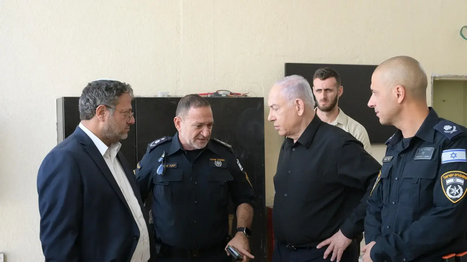 ראש הממשלה בנימין נתניהו ביקר ביחידה 33 (הגדעונים) עם השר לביטחון לאומי איתמר בן גביר ומפכ"ל המשטרה קובי שבתאי, 30 באוקטובר 2023 ראש הממשלה בנימין נתניהו ביקר ביחידה 33 (הגדעונים) עם השר לביטחון לאומי איתמר בן גביר ומפכ"ל המשטרה קובי שבתאי, 30 באוקטובר 2023
