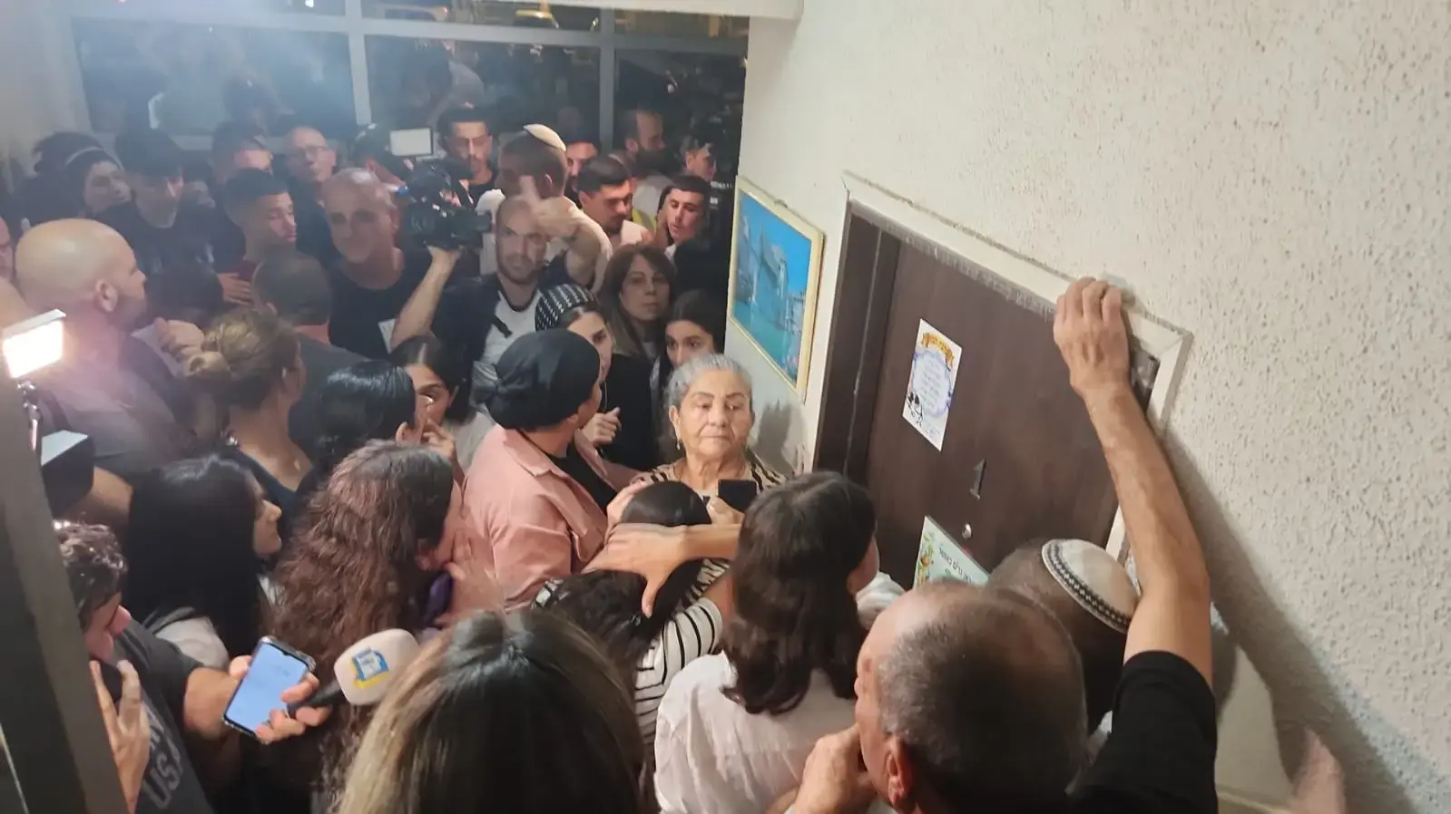 בית משפחת החיילת אורי מגידיש, ששוחררה במהלך פעולה קרקעית, לאחר שנחטפה על ידי חמאס, קרית גת, 30 באוקטובר 2023 בית משפחת החיילת אורי מגידיש, ששוחררה במהלך פעולה קרקעית, לאחר שנחטפה על ידי חמאס, קרית גת, 30 באוקטובר 2023