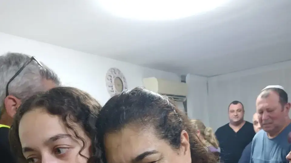 החיילת אורי מגידיש, ששוחררה במהלך פעולה קרקעית, לאחר שנחטפה על ידי חמאס, בביתה בקרית גת