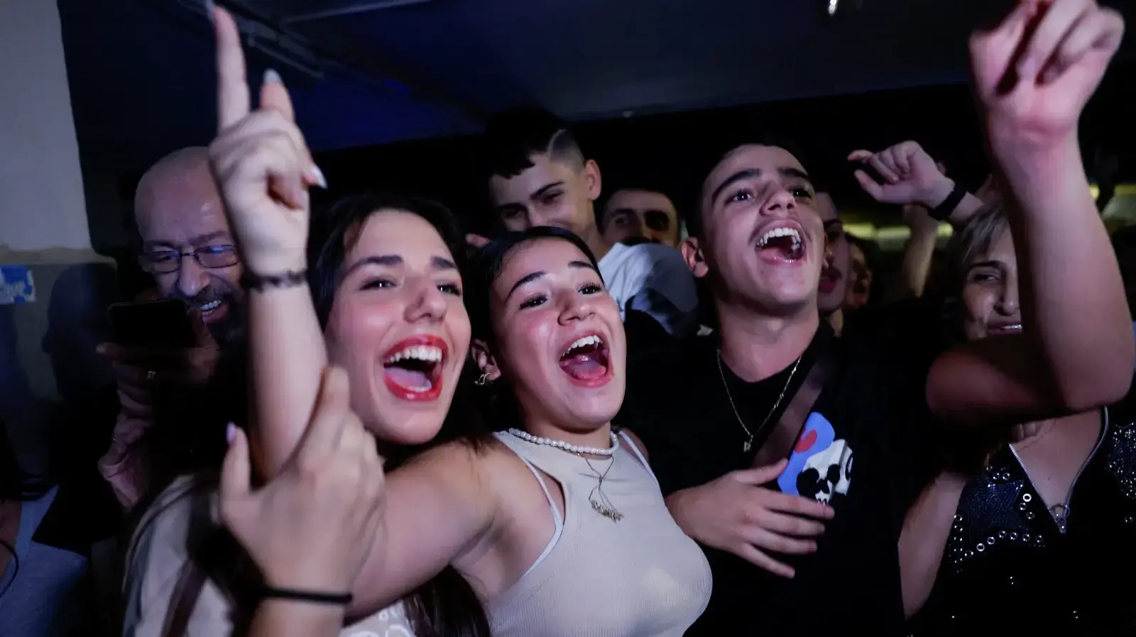 שמחה מחוץ לבית החיילת אורי מגידיש, ששוחררה במהלך פעולה קרקעית, לאחר שנחטפה על ידי חמאס, קרית גת, 30 באוקטובר 2023 שמחה מחוץ לבית החיילת אורי מגידיש, ששוחררה במהלך פעולה קרקעית, לאחר שנחטפה על ידי חמאס, קרית גת, 30 באוקטובר 2023
