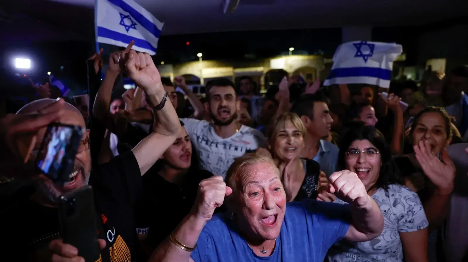 שמחה מחוץ לבית החיילת אורי מגידיש, ששוחררה במהלך פעולה קרקעית, לאחר שנחטפה על ידי חמאס, קרית גת, 30 באוקטובר 2023 שמחה מחוץ לבית החיילת אורי מגידיש, ששוחררה במהלך פעולה קרקעית, לאחר שנחטפה על ידי חמאס, קרית גת, 30 באוקטובר 2023