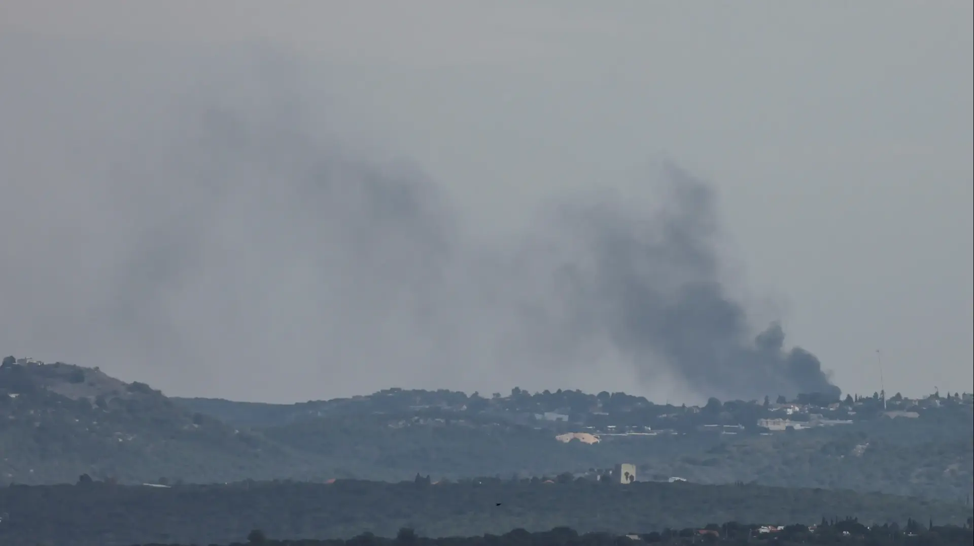 עשן עולה בגבול הצפוני בצד של לבנון, 30 באוקטובר 2023 עשן עולה בגבול הצפוני בצד של לבנון, 30 באוקטובר 2023