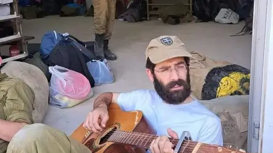 הרב נערן אשחר בן ה-32, שנפצע קשה בהתהפכות טנק עליו פיקד סמוך לראש הנקרה. 31 באוקטובר 2023