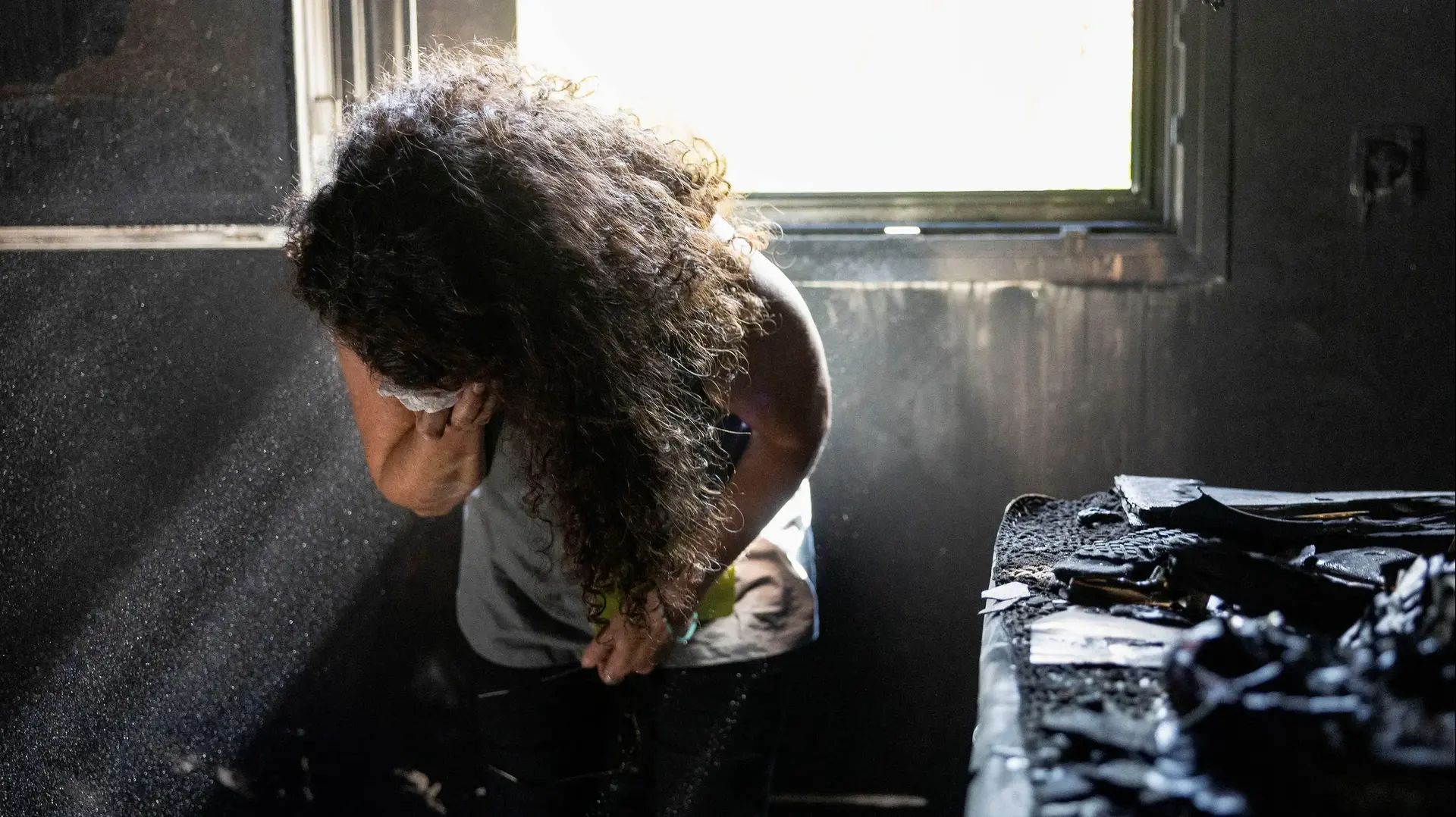 הדס קלדרון מבקרת בהריסות ביתה שבניר עוז. 31 באוקטובר 2023 הדס קלדרון מבקרת בהריסות ביתה שבניר עוז. 31 באוקטובר 2023