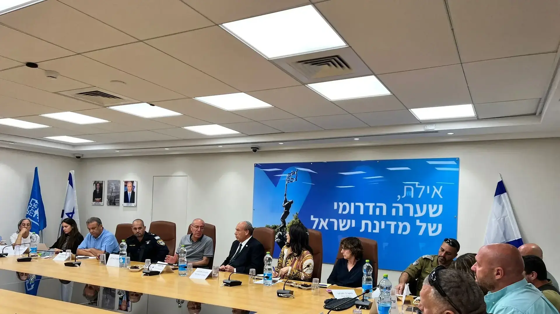 מבקר המדינה עם מפונים באילת מבקר המדינה עם מפונים באילת