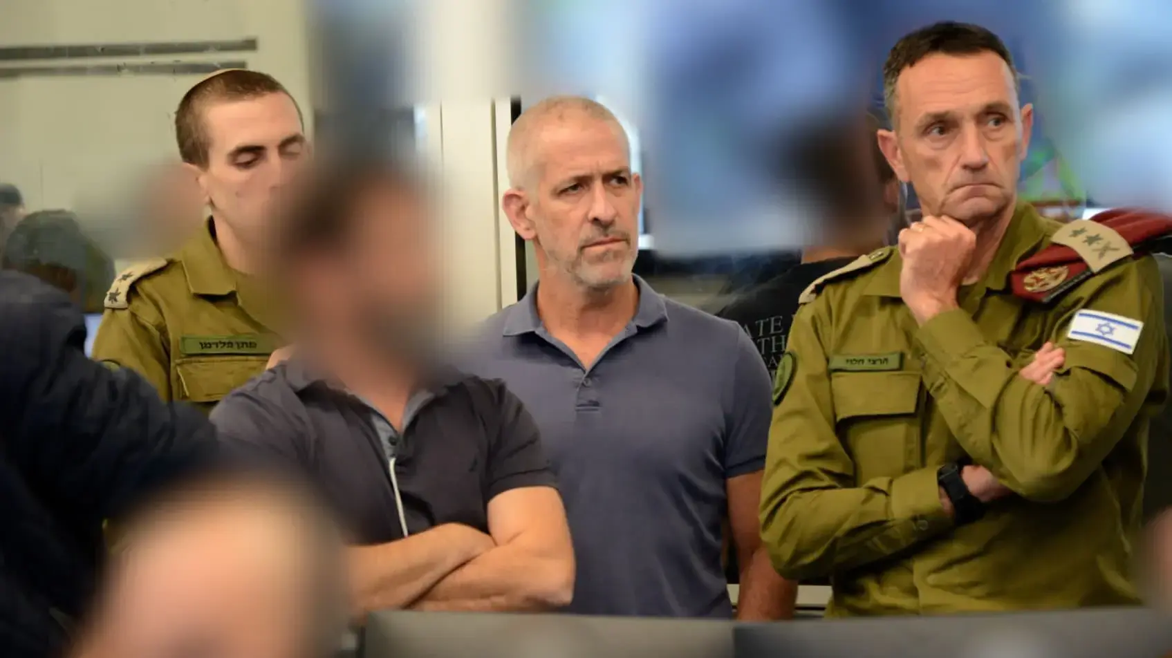 ראש השב״כ רונן בר והרמטכ״ל רב אלוף הרצי הלוי מתוך חמ״ל המבצעים המיוחדים של שירות הביטחון הכללי במהלך חילוצה של החיילת טוראי אורי מגידיש, בפעולה קרקעית, לאחר שנחטפה על ידי ארגון הטרור חמאס ב-7/10.
ראש השב״כ רונן בר והרמטכ״ל רב אלוף הרצי הלוי מתוך חמ״ל המבצעים המיוחדים של שירות הביטחון הכללי במהלך חילוצה של החיילת טוראי אורי מגידיש, בפעולה קרקעית, לאחר שנחטפה על ידי ארגון הטרור חמאס ב-7/10.