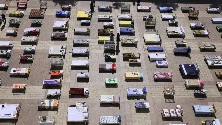מיצג ׳המיטות הריקות׳ השל קהילת קיבוץ ניר עוז לציון 239 חטופי חמאס, כיכר ספרא ירושלים
