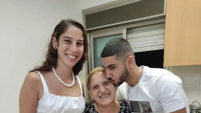 עדי דנן עם משפחתו עדי דנן עם משפחתו
