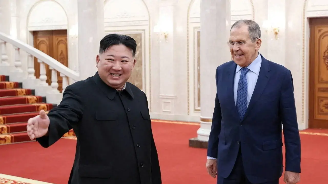 מנהיג קוריאה הצפונית קים ג'ונג און בפגישה עם שר החוץ של רוסיה סרגיי לברוב בפיונגיאנג, אוקטובר 2023 מנהיג קוריאה הצפונית קים ג'ונג און בפגישה עם שר החוץ של רוסיה סרגיי לברוב בפיונגיאנג, אוקטובר 2023